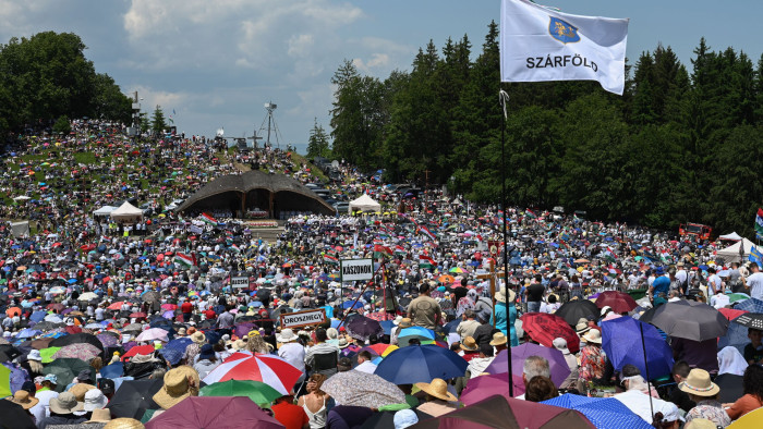 Többszázezer zarándok vett részt az idei csíksomlyói búcsún – a nap hírei