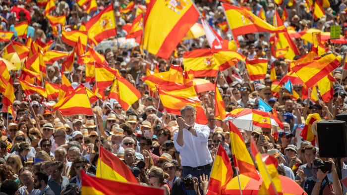 Százezres elégedetlen tömeg Madrid belvárosában