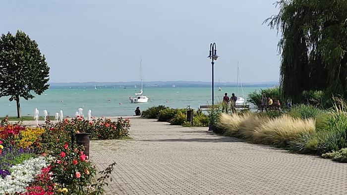 Alsóörs bezárná kapuit - a túlzott betelepülés ellen lépne a balatoni falu