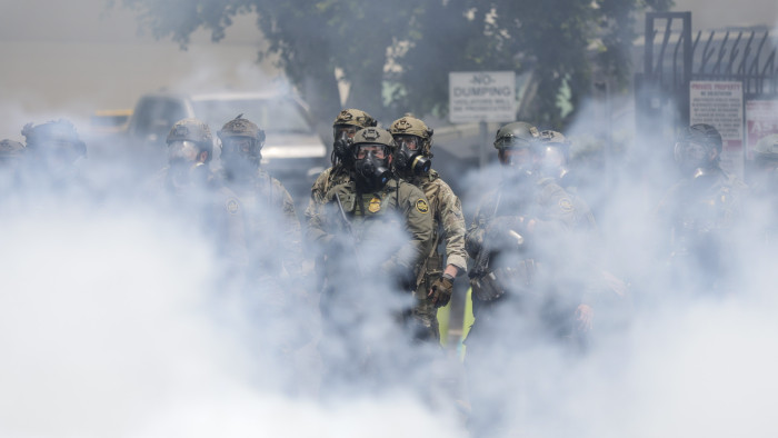 Donald Trump: Los Angelesben maradnak a katonák