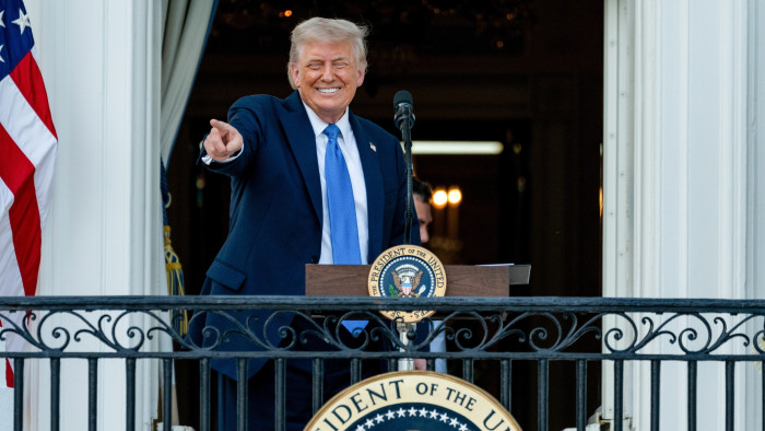 Donald Trump ma Európába érkezik, királyi pompával fogadják