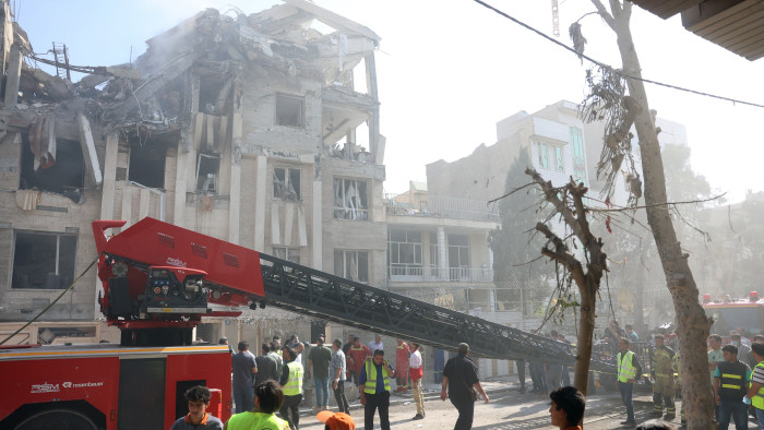 Izrael több lakóházat is célba vett a Forradalmi Gárda állítása szerint, drágul az olaj