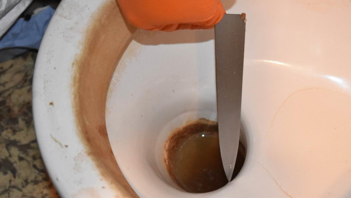 Hátba szúrta a testvérét