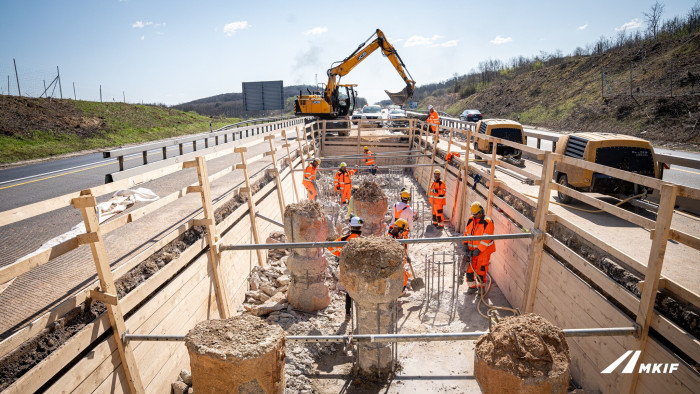 Számos híd építésével folytatódik az M1-es hatsávúsítása – képek