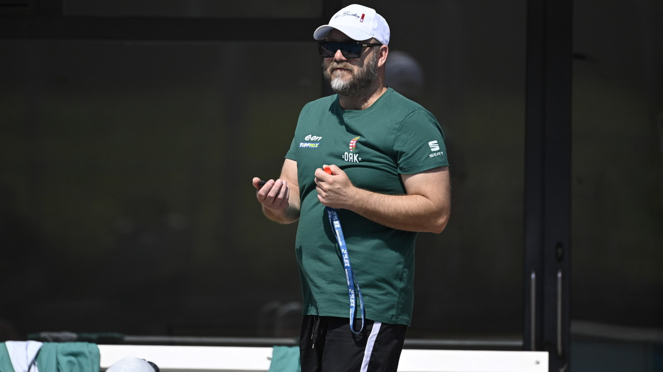 Cseh Sándor szövetségi kapitány a magyar női vízilabda-válogatott edzésén a Margitszigeten, a Hajós Alfréd Nemzeti Sportuszodában 2025. június 18-án. A magyar válogatott a színgapúri vizes világbajnokságra készül.