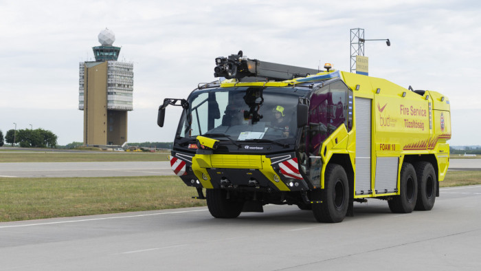 Veszélyhelyzet Ferihegyen: nagy erőkkel vonultak a tűzoltók egy leszálló repülőhöz