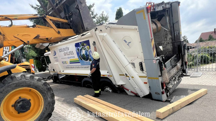 Beszakadt az út egy kukásautó alatt, ki kellett vontatni