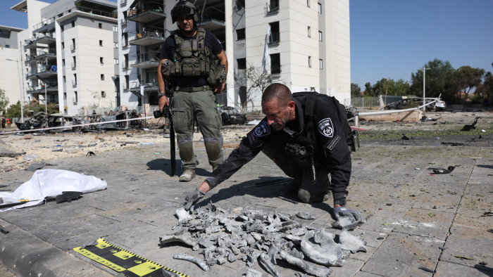Súlyos károkat okoztak Izraelben az iráni rakéták péntek délután