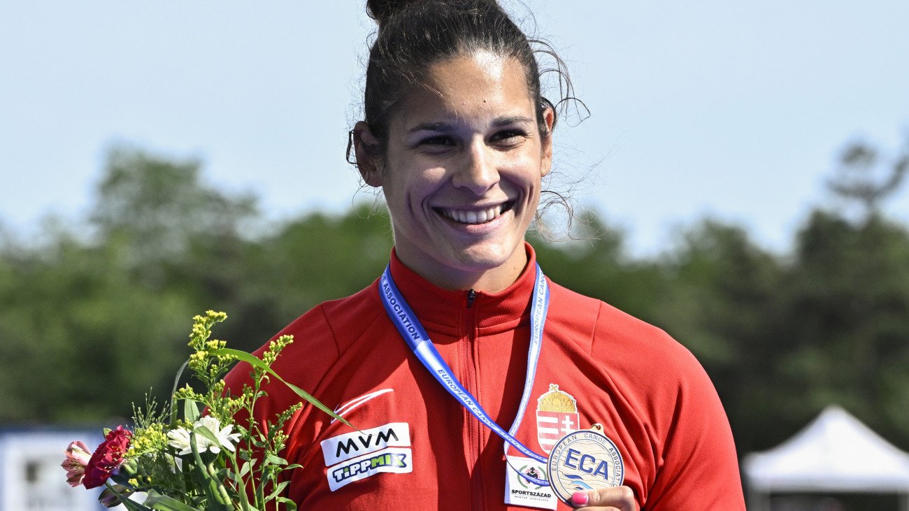 Az első helyezett Csikós Zsóka a kajak-kenu Európa-bajnokság női kajak egyes 1000 méteres számának eredményhirdetésen a csehországi Racicében 2025. június 21-én.