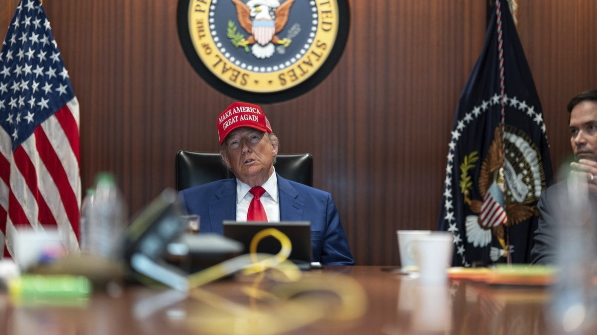 A Fehér Ház által közreadott képen Donald Trump amerikai elnök (b) és Marco Rubio amerikai külügyminiszter a washingtoni Fehér Ház titkosszolgálati komplexumában, a Situation Roomban 2025. június 21-én. Az amerikai haderő légitámadást hajtott végre Iránban, az ország urándúsító létesítményei teljes mértékben elpusztultak.