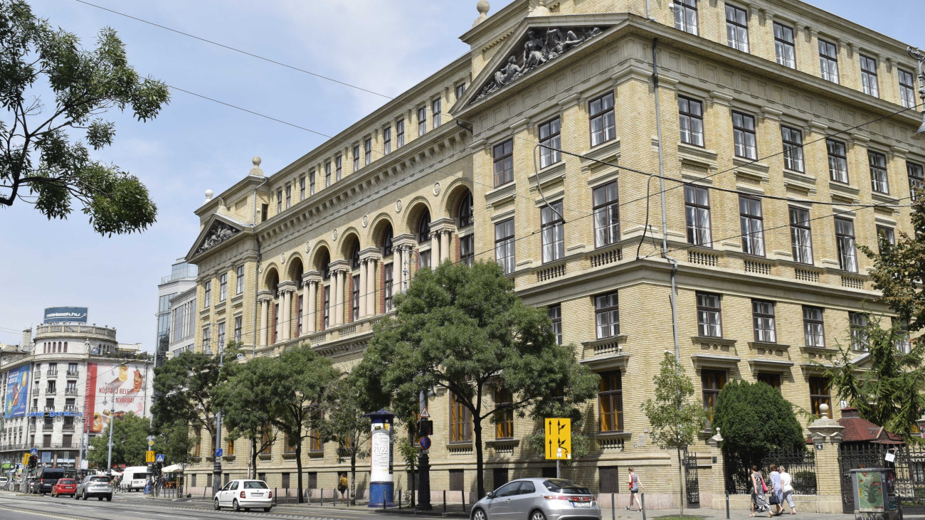 Budapest, 2021. július 27.Az Eötvös Loránd Tudományegyetem Bölcsészettudományi Kara az egyetem legrégebbi folyamatosan működő egyetemi kara a fővárosban a Múzeum körút 4. szám alatt.  AZ ELTE-BTK-t Pázmány Péter, Esztergom bíboros érseke, alapította 1635-ben. Az épület 18801883 között épült Steindl Imre és Wéber Antal tervei alapján, neoreneszánsz stílusban. Homlokzaton lévő két timpanonban lévő szoborcsoportot - állat- és ásványtan témákat - Fessler Leó készítette (1885).