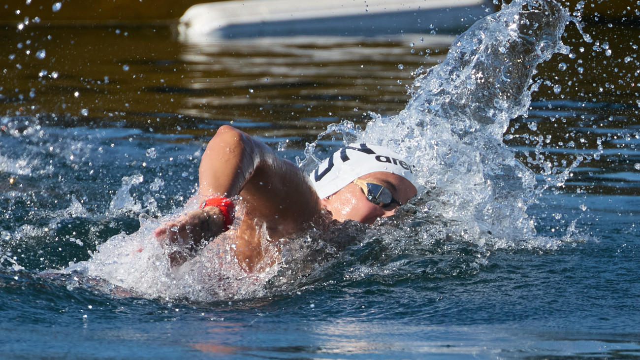 Szimcsák Mira a nyíltvizi úszás csapatversenyében a belgrádi vizes Európa-bajnokságon 2024. június 15-én. A Szimcsák Mira, Fábián Bettina, Betlehem Dávid, Rasovszky Kristóf összeállítású magyar csapat aranyérmet nyert.