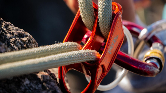 Így mentek le a tűzszerészek az aggteleki robbanóeszközért – videó