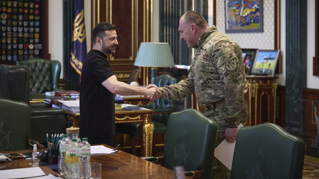 Az ukrán elnöki sajtószolgálat felvételén Volodimir Zelenszkij ukrán elnök (b) fogadja Vaszil Maljukot, az Ukrán Biztonsági Szolgálat (SzBU) vezetőjét Kijevben 2025. június elsején.