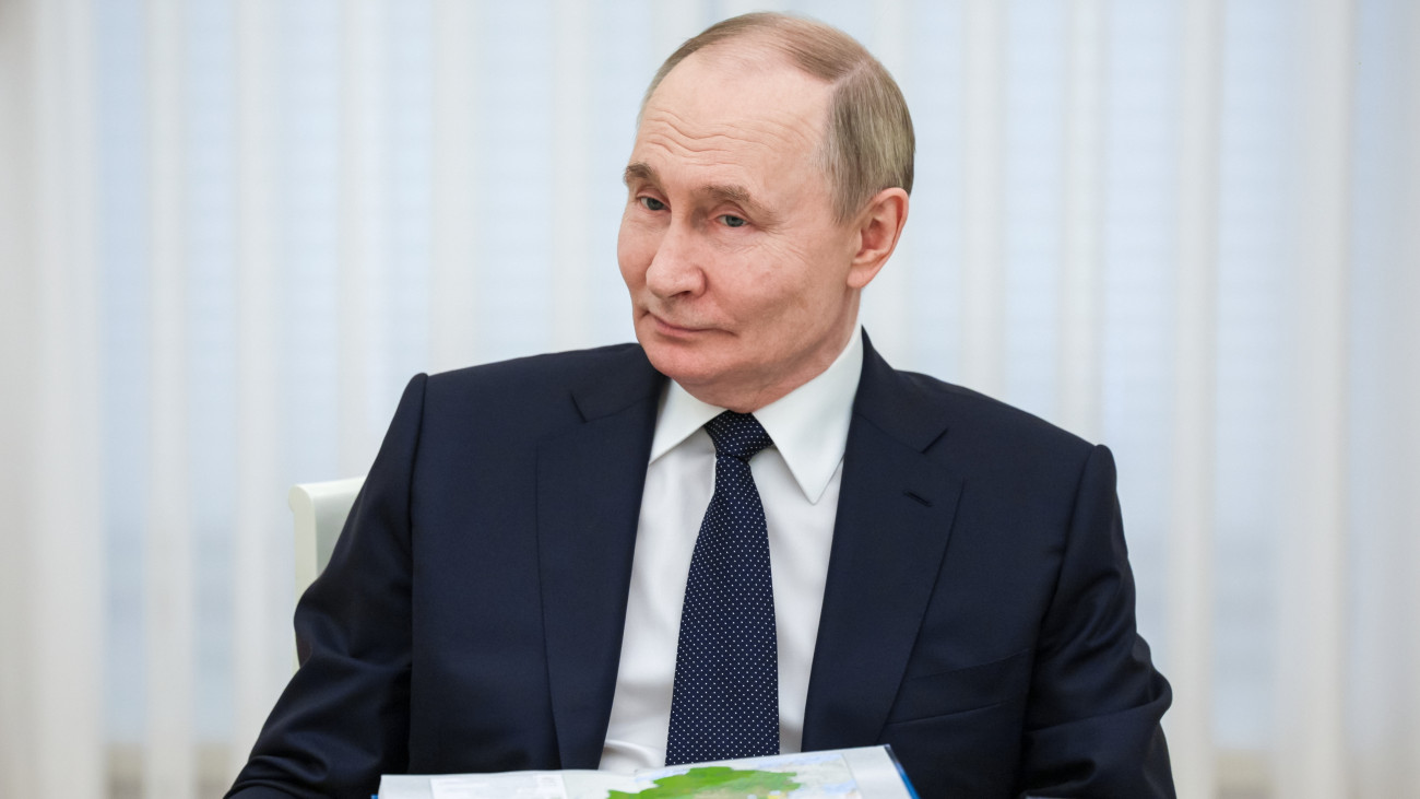 Vlagyimir Putyin orosz elnök megbeszélést folytat az orosz általános iskolások történelemtankönyveinek szerkesztőivel a moszkvai Kremlben 2025. június 22-én.