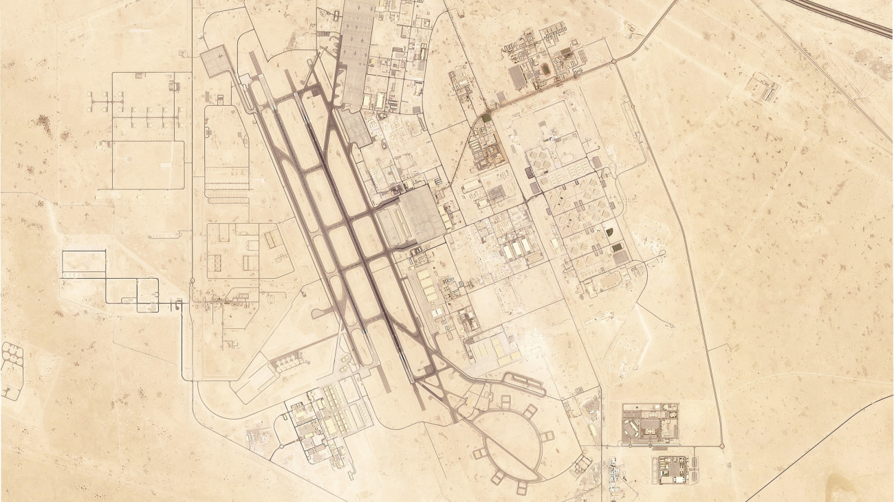 A Planet Labs PBC 2025. június 15-i műholdfelvétele az al-Udeid katari légitámaszpontról a főváros, Doha térségében levő sivatagban.