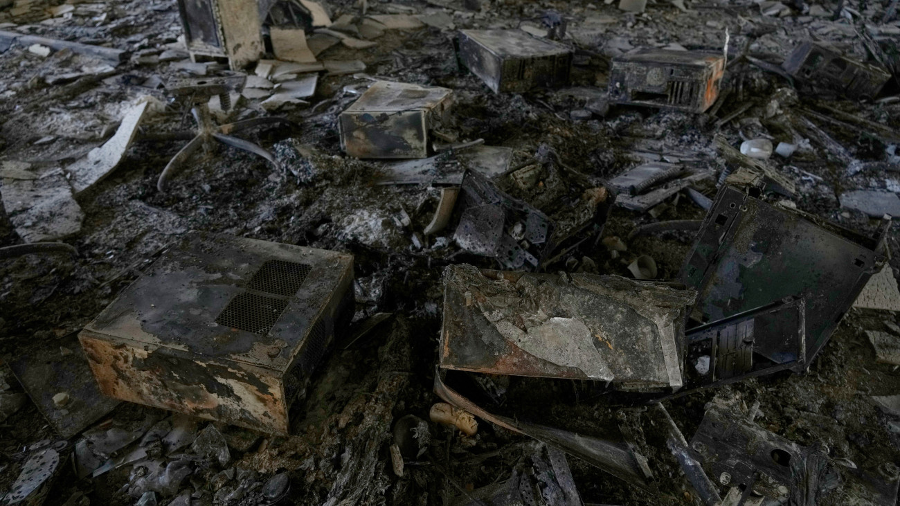 Kiégett számítógépek az iráni állami televízió (IRIB) izraeli rakétatámadásban megrongálódott épületének romjai között Teheránban 2025. június 19-én. Az izraeli hadsereg június 13. óta mér légicsapásokat az iráni nukleáris létesítményekre, katonai célpontokra, üzemanyagraktárakra, Irán pedig azóta ballisztikus rakétákkal és drónokkal lő izraeli célpontokat.