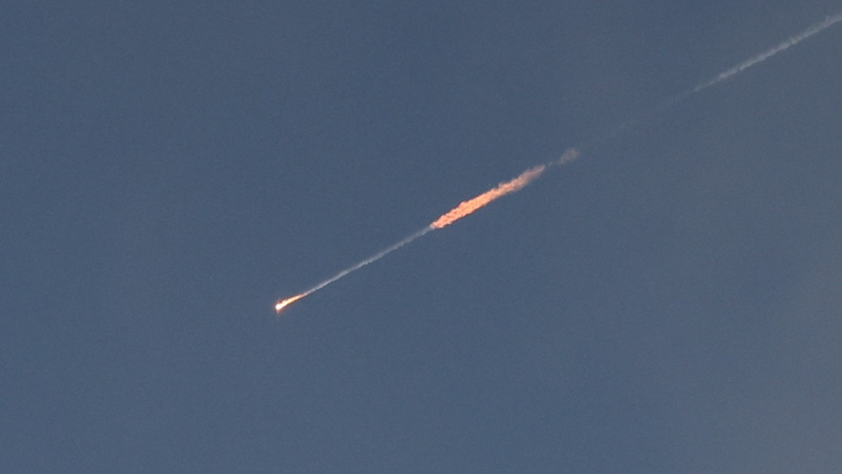 Iráni ballisztikus rakéta Jeruzsálem felett 2025. június 24-én pirkadatkor. Irán hajnalban két órán át indított rakétákat Izrael több térségébe, miután Donald Trump amerikai elnök bejelentette, hogy ezen a napon reggel hét órakor tűzszünet lép életbe Irán és Izrael között.