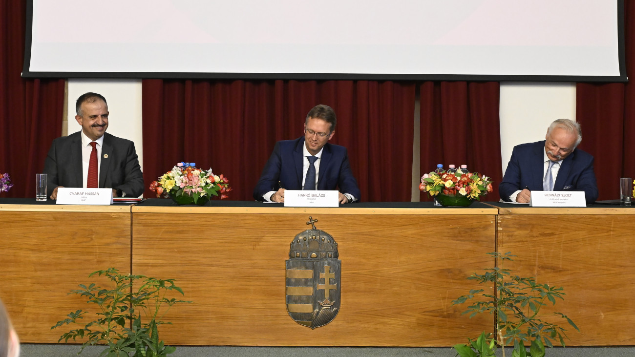 Hankó Balázs kultúráért és innovációért felelős miniszter (k) és Hernádi Zsolt, a MOL-csoport elnök-vezérigazgatója (j), Charaf Hassan, a Budapesti Műszaki és Gazdaságtudományi Egyetem rektora (b) jelenlétében aláírják a Mol-csoport és a Budapesti Műszaki és Gazdaságtudományi Egyetem (BME) közötti fenntartói szerződést 2025. június 23-án. A jövőben a Mol-csoport stratégiai befektetőként vesz részt a BME fenntartásában.