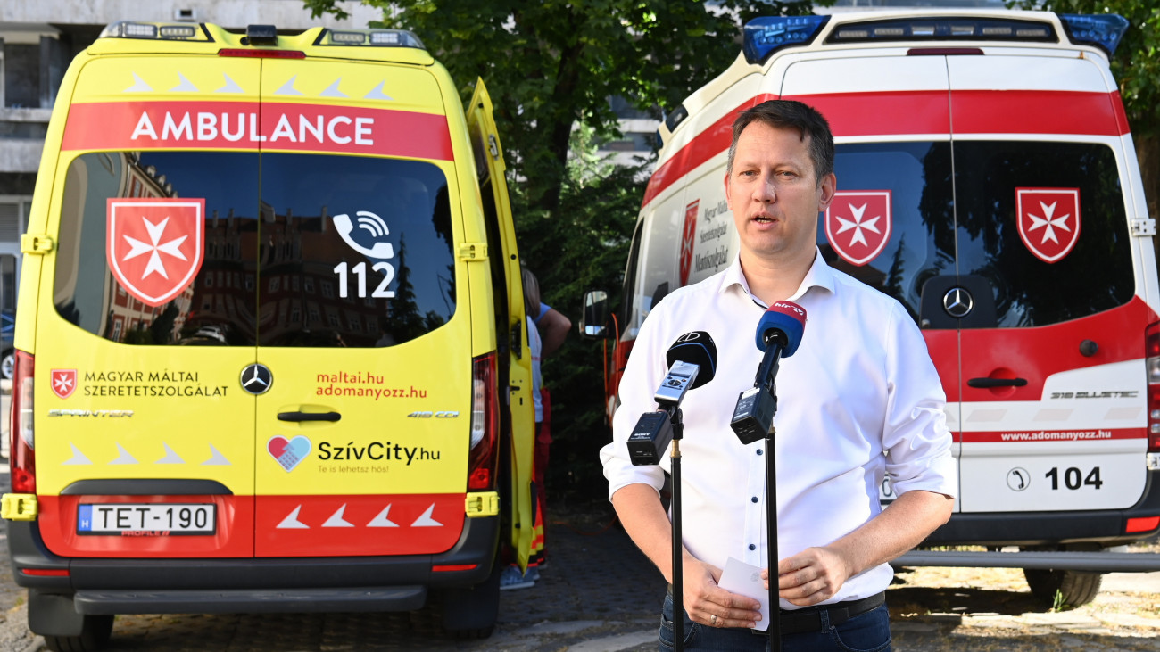 Fülöp Attila, a Belügyminisztérium gondoskodáspolitikáért felelős államtitkára sajtótájékoztatót tart a vörös kód bejelentéséről Budapesten, a Magyar Máltai Szeretetszolgálat Országos Központjában 2025. június 25-én. Az extrém meleg időjárás miatt a Belügyminisztérium június 25-e reggeltől június 26-a éjfélig nyolc vármegyére rendelte el a vörös kódot, ami kötelezővé teszi valamennyi szociális intézmény számára a hajléktalan vagy bajba jutott emberek befogadását.