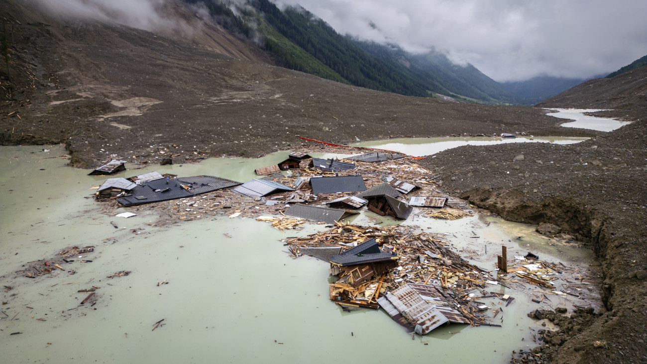 A Lonza folyó által elárasztott Blatten alpesi falu látképe a Valais kantonbeli Lötschen-völgyben 2025. június 5-én. A háromszáz fős falu lakosait május 19-én kitelepítették a Birch-gleccser omlásveszélye miatt. A gleccser kő- és jégzuhataga május 28-án maga alá temette a település mintegy 90 százalékát.