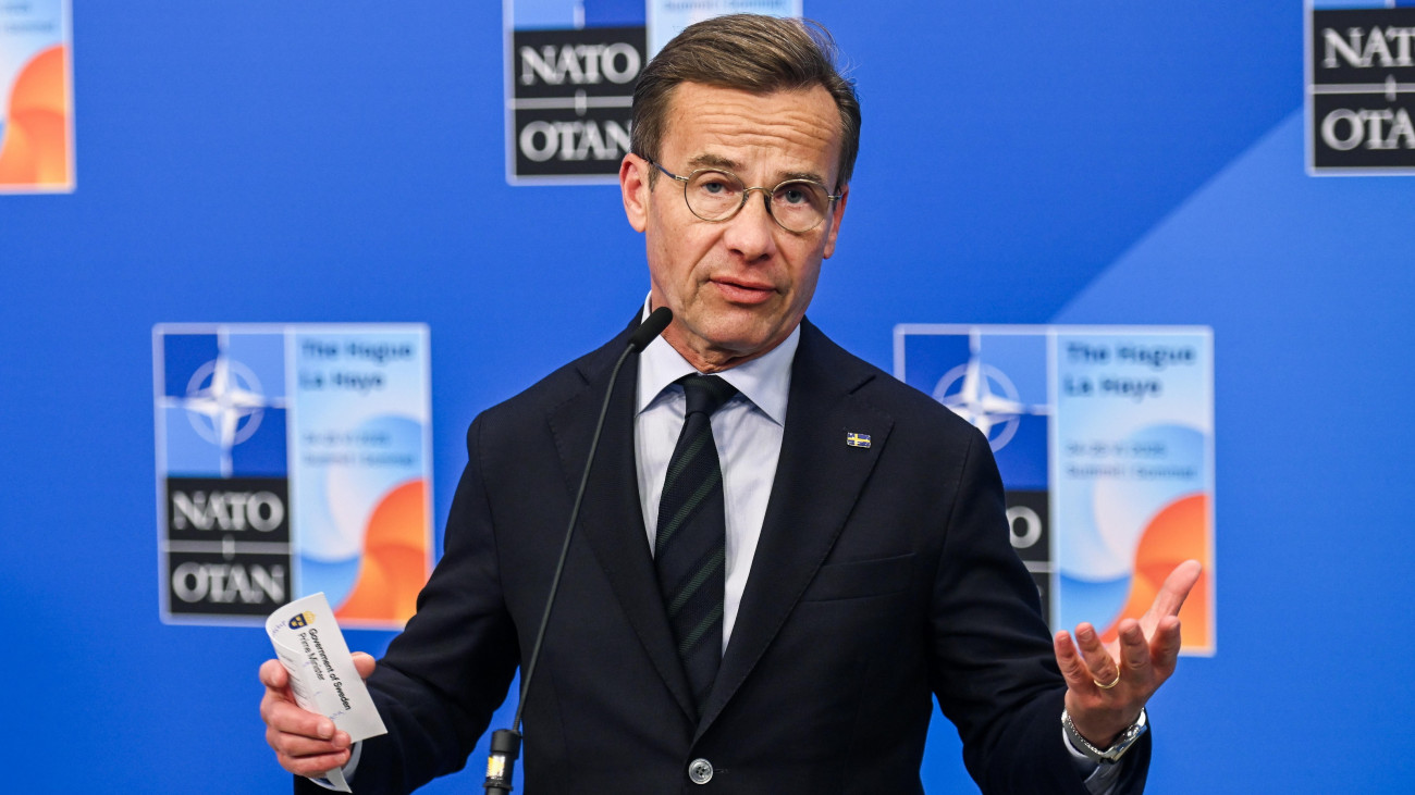 Ulf Kristersson svéd miniszterelnök nyilatkozik a sajtó képviselőinek, amint megérkezik a NATO-tagországok kétnapos csúcsértekezletének második napi ülésére Hágában 2025. június 25-én.