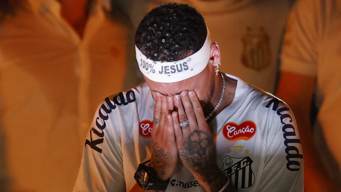 Neymar brazil labdarúgó elérzékenyül a Santos csapatnál tartott bemutató ünnepségen 2025. január 31-én. A 33 éves Neymar a hét elején közös megegyezéssel szerződést bontott a szaúdi bajnokságban éllovas al-Hilallal és hathónapos szerződést írt alá a nevelő egyesületénél, a Santosnál.