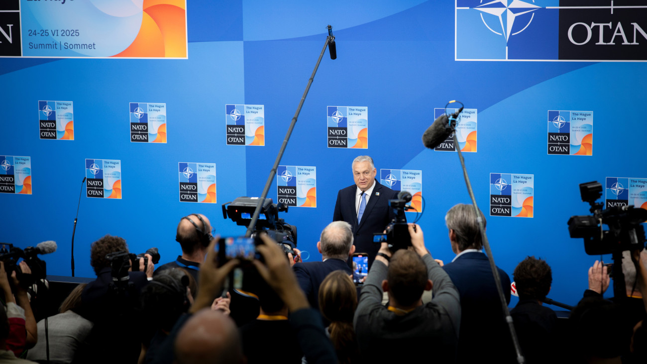 A Miniszterelnöki Kommunikációs Főosztály által közreadott képen Orbán Viktor miniszterelnök nyilatkozik a sajtó képviselőinek, amint megérkezik a NATO-tagországok kétnapos csúcsértekezletének második napi ülésére Hágában 2025. június 25-én.