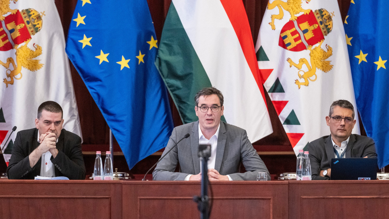 Karácsony Gergely főpolgármester (k) beszél a Fővárosi Közgyűlés ülésén a Városháza dísztermében 2025. május 28-án. Mellette Kiss Ambrus, a Főpolgármesteri Hivatal főigazgatója (b) és Számadó Tamás főjegyző (j). Határozatképtelenség miatt Karácsony Gergely elnapolta a Fővárosi Közgyűlés ülését, amelyen a Tisza, illetve a Fidesz-KDNP fővárosi frakciója nem jelent meg.