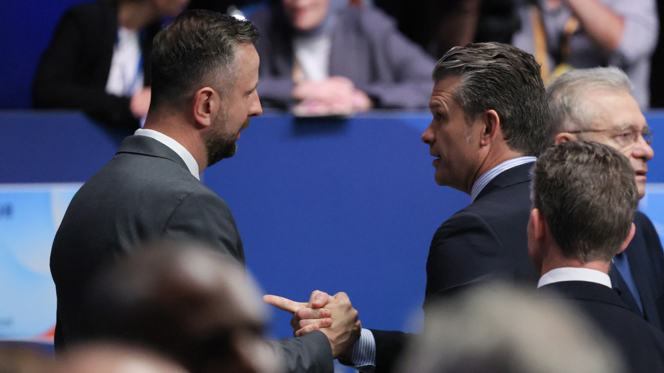 Wladyslaw Kosiniak-Kamysz lengyel védelmi miniszter (b) és Pete Hegseth amerikai védelmi miniszter beszélget a NATO-tagországok kétnapos csúcsértekezletének második napi ülésén Hágában 2025. június 25-én.