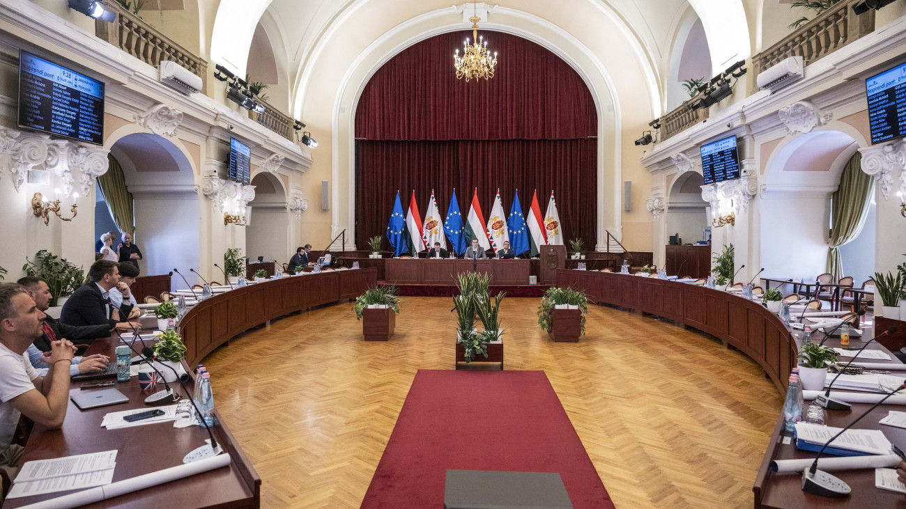 KarĂĄcsony Gergely fĹpolgĂĄrmester (k) beszĂŠl a FĹvĂĄrosi KĂśzgyĹąlĂŠs ĂźlĂŠsĂŠn a VĂĄroshĂĄza dĂ­sztermĂŠben 2025. jĂşnius 25-ĂŠn. Mellette Kiss Ambrus, a FĹpolgĂĄrmesteri Hivatal fĹigazgatĂłja (b) ĂŠs SzĂĄmadĂł TamĂĄs fĹjegyzĹ (j). HatĂĄrozatkĂŠptelensĂŠg miatt KarĂĄcsony Gergely elnapolta a FĹvĂĄrosi KĂśzgyĹąlĂŠs ĂźlĂŠsĂŠt, amelyen a Tisza, illetve a Fidesz-KDNP fĹvĂĄrosi frakciĂłja nem jelent meg.