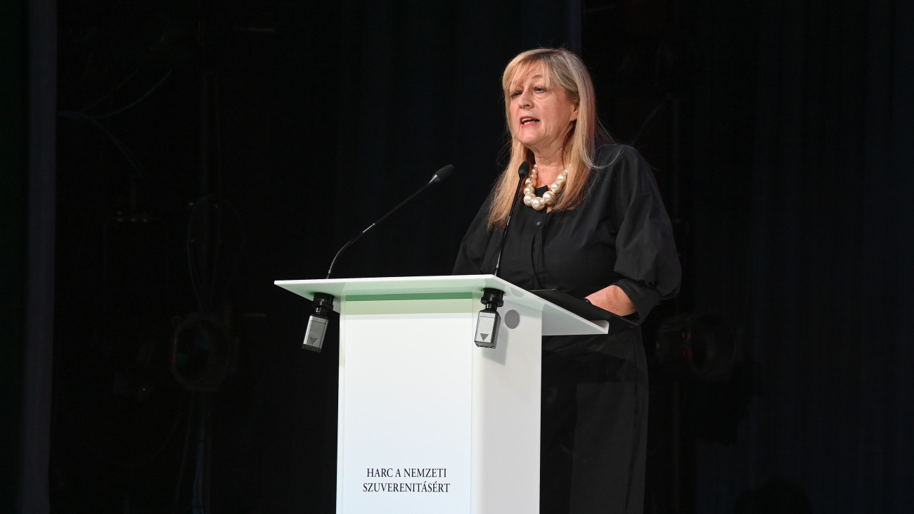 Schmidt Mária, a Terror Háza Múzeum főigazgatója  beszédet mond a Harc a nemzeti szuverenitásért című konferencián a Hagyományok Házában 2025. június 25-én.