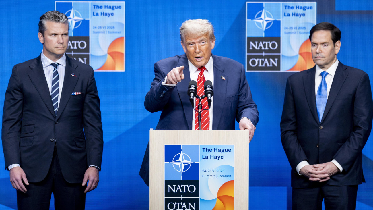 Donald Trump amerikai elnök (k) sajtóértekezletet tart Marco Rubio amerikai külügyminiszter (j) és Pete Hegseth amerikai védelmi miniszter társaságában a NATO-tagországok kétnapos csúcsértekezletének második napi ülését követően Hágában 2025. június 25-én. Donald Trump jelentős eredménynek nevezte a csúcstalálkozón elért megállapodást arról, hogy a szövetség tagországai bruttó hazai termékük (GDP) legalább öt százalékára növelik védelmi kiadásaikat.