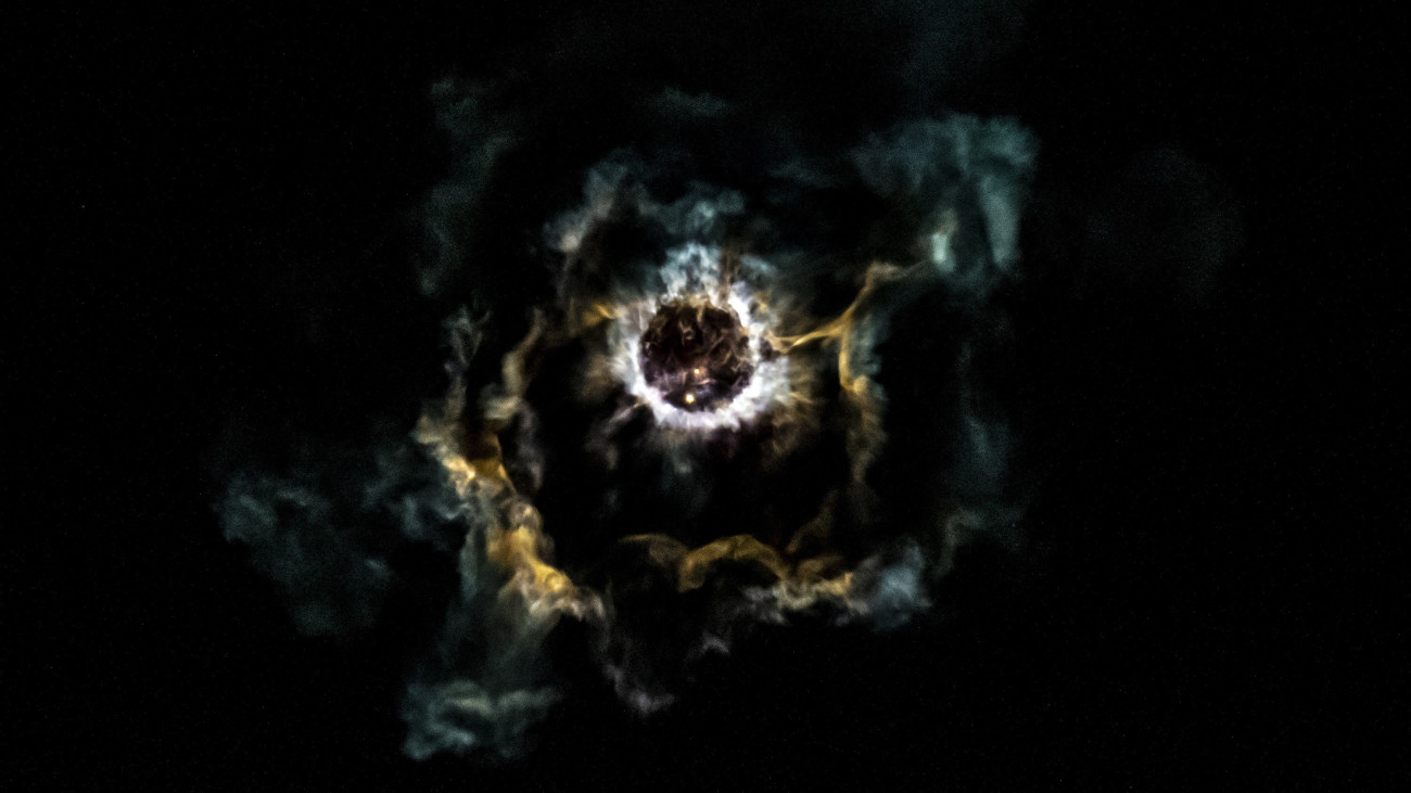 Az Axiom Space által közreadott képen a SpaceX amerikai űrkutatási magánvállalat Falcon 9-es rakétájának hajtóműből kiáramló égő gázfelhő a floridai Cape Canaveral Kennedy Űrközpontjában 2025. június 25-én. A rakétával összakapcsolt Crew Dragon személyszállító űrhajóval az Axiom 4 (Ax-4) legénysége: Kapu Tibor magyar űrhajós, valamint a lengyel Slawosz Uznanski-Wisniewski, az indiai Subhansu Sukla és az amerikai Peggy Whitson utazik a Föld körül keringő Nemzetközi Űrállomásra (ISS). Az űrhajó várhatóan június 26-án kapcsolódik az űrállomáshoz, ahol a legénység a tervek szerint 14 napot tölt majd.