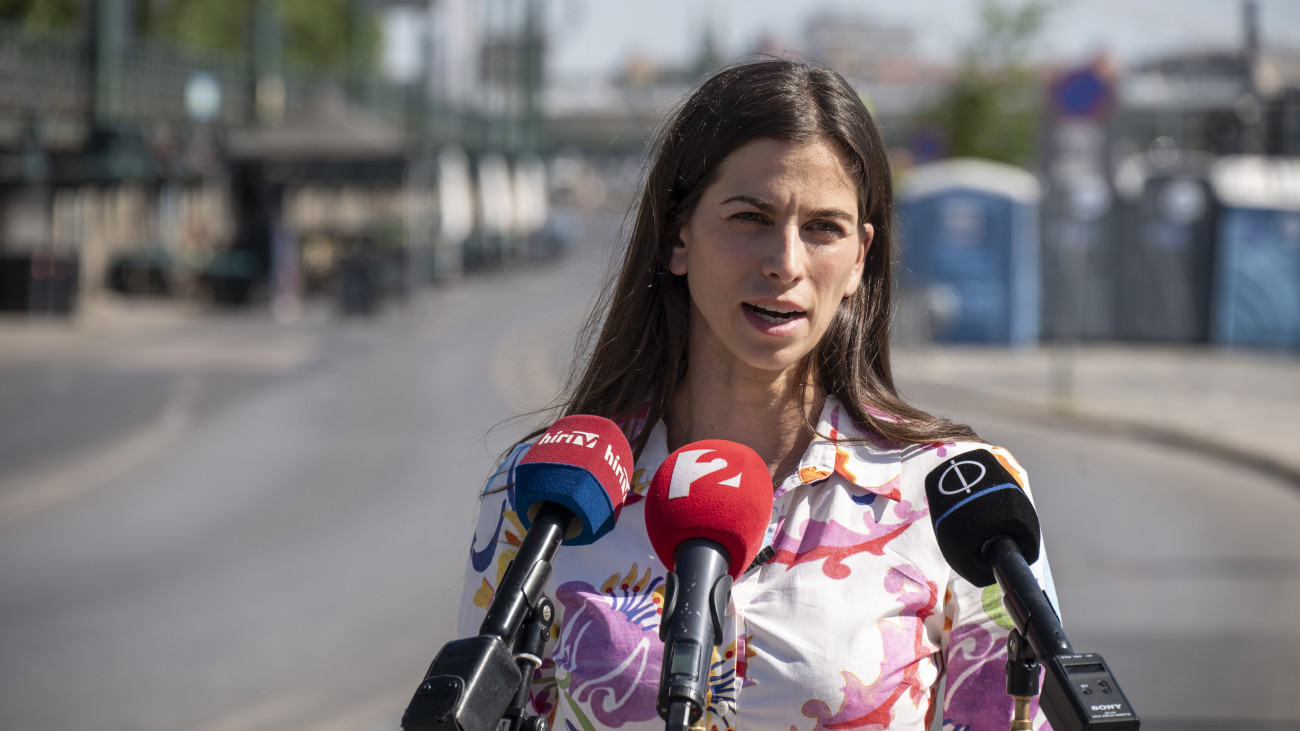 Budapest, 2025. június 25.Szentkirályi Alexandra, a Fidesz-KDNP fővárosi képviselőcsoportjának vezetője rendkívüli sajtótájékoztatót tart a Lánchíd pesti hídfőjénél, a lezárt Jane Haining rakparton 2025. június 25-én.
