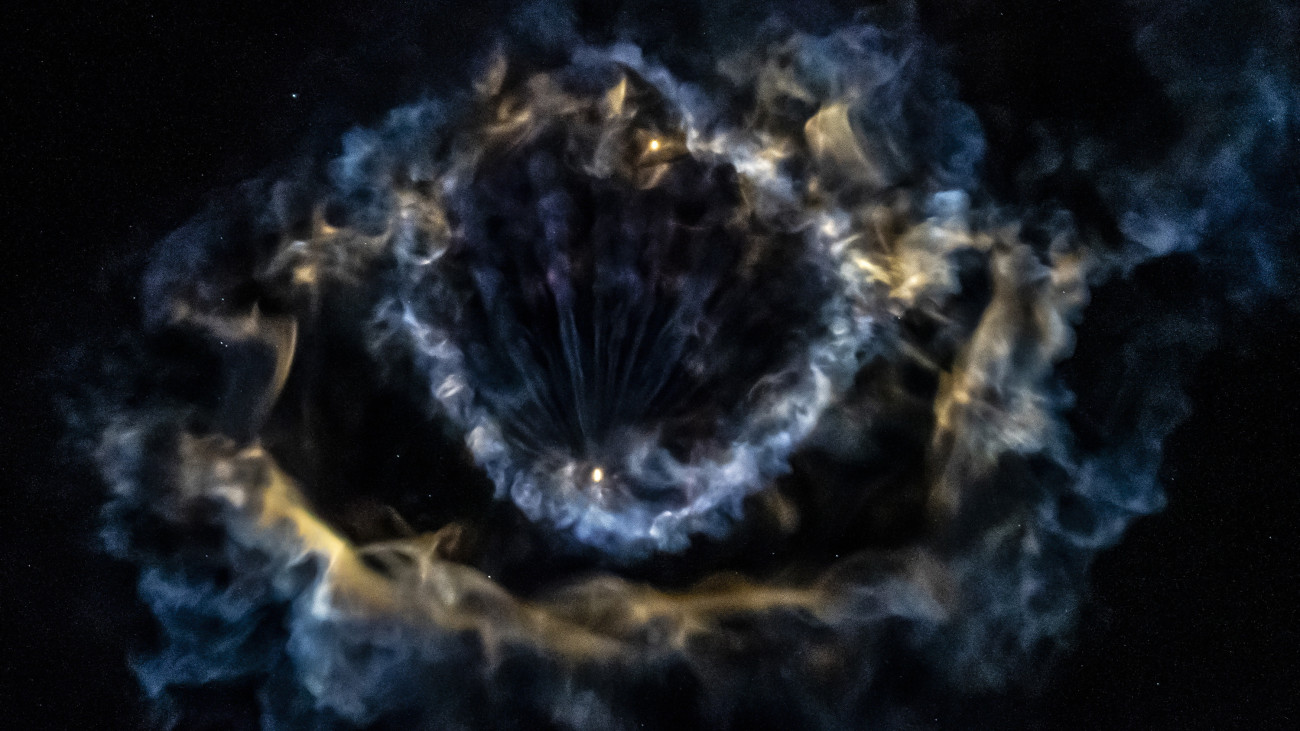 Az Axiom Space által közreadott képen a SpaceX amerikai űrkutatási magánvállalat Falcon 9-es rakétájának hajtóműből kiáramló égő gázfelhő a floridai Cape Canaveral Kennedy Űrközpontjában 2025. június 25-én. A rakétával összakapcsolt Crew Dragon személyszállító űrhajóval az Axiom 4 (Ax-4) legénysége: Kapu Tibor magyar űrhajós, valamint a lengyel Slawosz Uznanski-Wisniewski, az indiai Subhansu Sukla és az amerikai Peggy Whitson utazik a Föld körül keringő Nemzetközi Űrállomásra (ISS). Az űrhajó várhatóan június 26-án kapcsolódik az űrállomáshoz, ahol a legénység a tervek szerint 14 napot tölt majd.