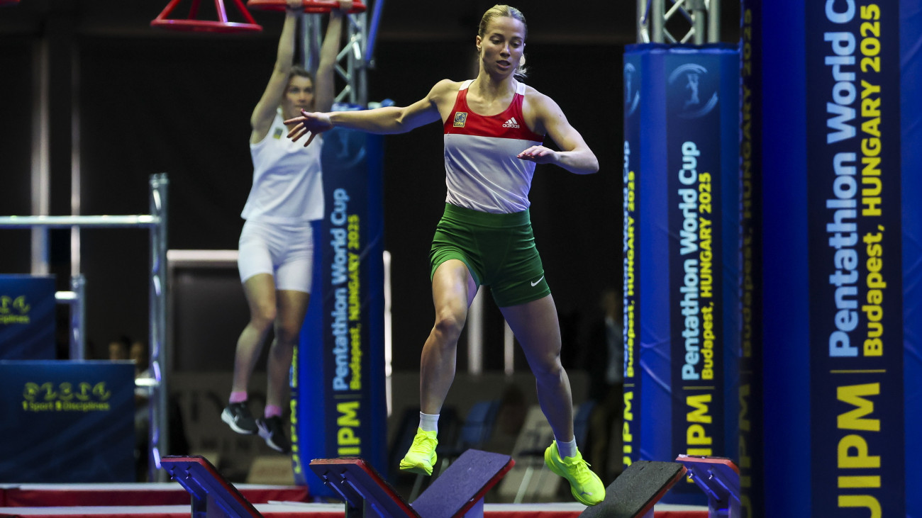 A későbbi győztes Gulyás Michelle az öttusázók budapesti világkupaviadalán az akadályverseny döntőjében a BOK Csarnokban 2025. április 26-án.