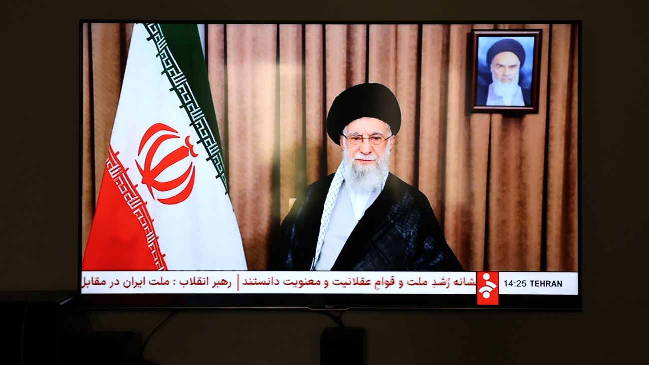 Ali Hamenei ajatollahnak, Irán legfőbb politikai és vallási vezetőjének a nemzethez intézett beszédét közvetíti az iráni állami televízió (IRIB) Teheránban 2025. június 18-án. Hamenei Donald Trump amerikai elnök előző napi, feltétel nélküli megadásra való felszólítására reagálva leszögezte, hogy Irán soha nem fogja megadni magát a nyomásnak.