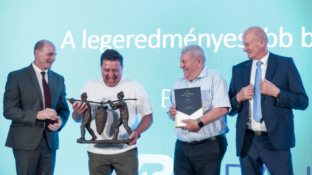 Bock Valér, a Bock Borászat Kft. cégvezető tulajdonosa (b2), miután átvette a Hegyközségek Nemzeti Tanácsának Szőlészeti és Borászati Szakbizottságának vándordíját, valamint Bock József borász, a Bock Pince Kft. ügyvezetője (j2), miután átvette a legeredményesebb borászatnak járó különdíjat a 44. Országos Borverseny budapesti díjkiosztóján 2025. június 26-án. Mellettük Tarpataki Tamás, az Agrárminisztérium agrárpiacért felelős helyettes államtitkára (b), és Frittmann János, a Hegyközségek Nemzeti Tanácsának elnöke (j).