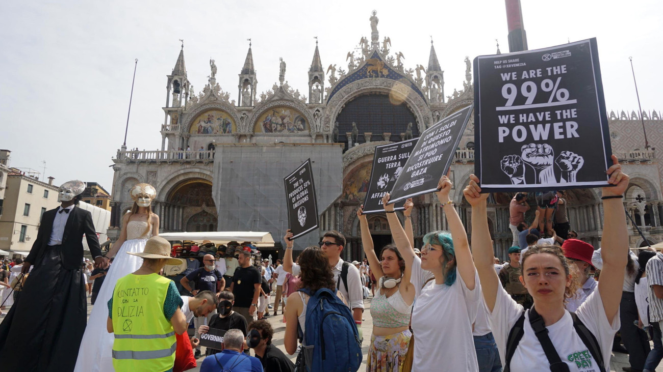 Jeff Bezos amerikai milliárdos üzletember esküvője ellen tüntetnek a velencei Szent Márk téren 2025. június 26-án. Az Amazon internetes kereskedelmi vállalatot alapító 61 éves Bezos és 55 éves menyasszonya június 26-tól négynapos, kétszáz fős lakodalmat tart a lagúnaváros egykori hajógyárának területén. Az esküvő ellen már hetekkel ezelőtt szervezett tiltakozási hullám indult a városban.