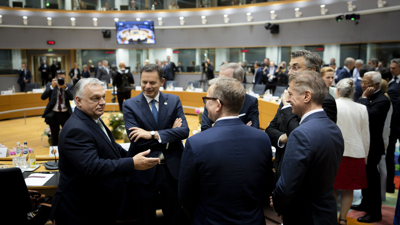 A Miniszterelnöki Kommunikációs Főosztály által közreadott képen Orbán Viktor miniszterelnök (b), Luis Montenegro portugál (b2) és Andrej Plenkovic horvát kormányfő (j) az Európai Unió tagállamainak állam- és kormányfőit tömörítő Európai Tanács kétnapos csúcstalálkozóján Brüsszelben 2025. június 26-án.