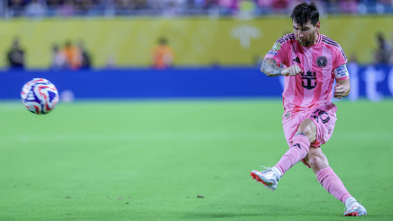 Lionel Messi, az amerikai Inter Miami játékosa a labdarúgó-klubvilágbajnokság csoportkörmérkőzéseinek első fordulójában, az A csoportban az egyiptomi al-Ahli együttese ellen játszott mérkőzésen a miami Hard Rock Stadionban 2025. június 14-én.