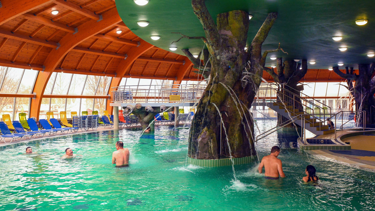 Fürdőzők a Hungarospa fürdőkomplexumban, ahol gyógyfürdő, termálfürdő, strand, aquapark, élményfürdő, prémium zóna és uszoda elégíti ki a vendégek különböző igényeit. A fürdő első létesítménye 1927. július 26-án nyitotta meg kapuit a látogatók számára, 2002-ben átfogó felújítás történt és jelenleg három különböző hőfokú fedett, míg a szabadban további négy élményelemekkel felszerelt medencével várja a vendégeket. A feltörő 70 Celsius fokú vízből hő- és villamos energiát is nyernek. MTVA/Bizományosi: Oláh Tibor  *************************** Kedves Felhasználó!