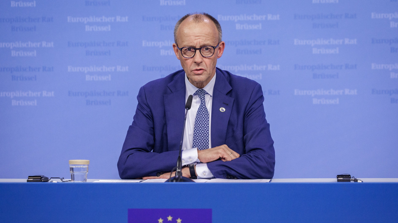Friedrich Merz német kancellár sajtóértekezletet tart az EU-tagországok állam- és kormányfőit tömörítő Európai Tanács első napi ülése után Brüsszelben 2025. június 26-án.