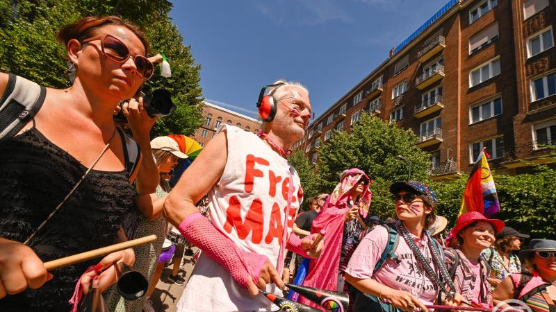 A Budapest Büszkeség rendezvény (eredetileg Budapest Pride felvonulás) résztvevői a Madách téren 2025. június 28-án. MTI/Koszticsák Szilárd