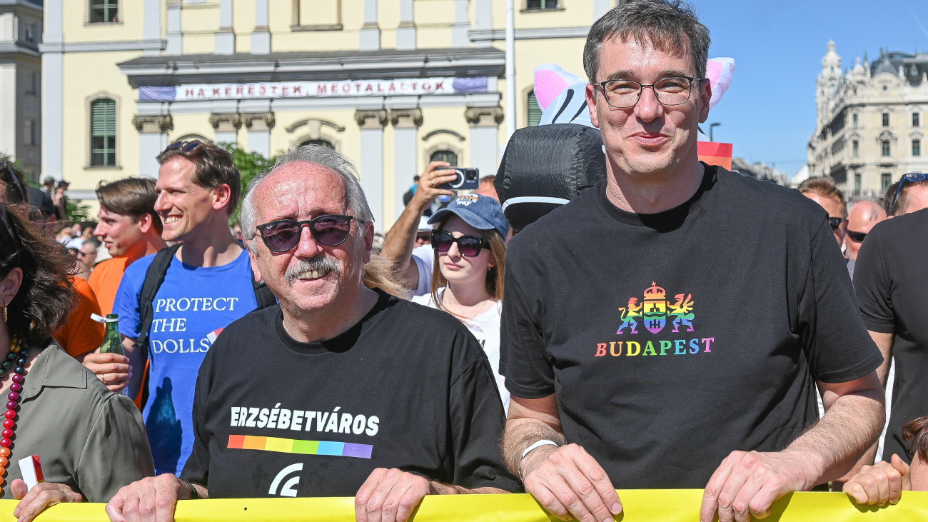 Karácsony Gergely főpolgármester és Niedermüller Péter Erzsébetváros polgármestere (j2) a Budapest Büszkeség rendezvényen (eredetileg Budapest Pride felvonulás) az Erzsébet hídon 2025. június 28-án.