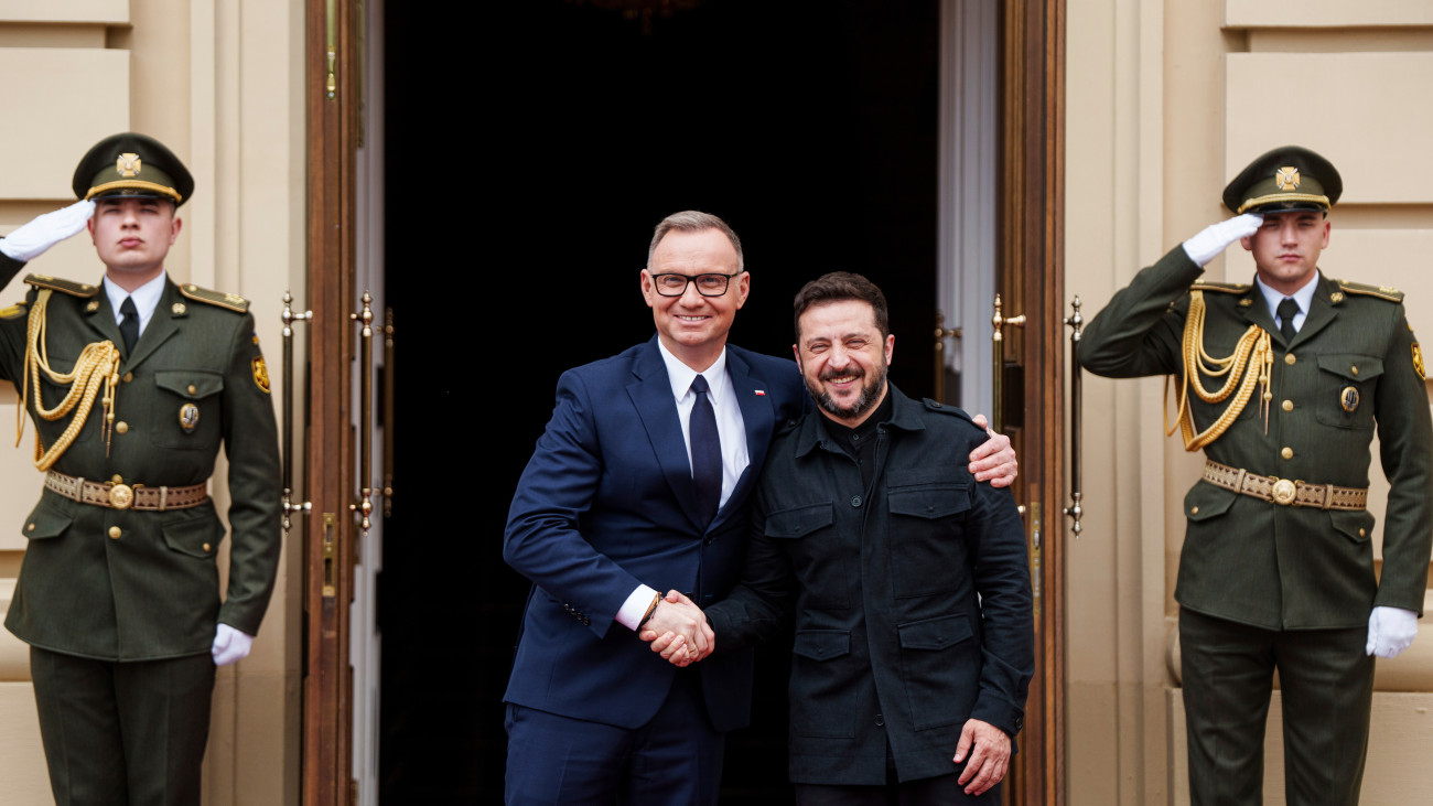 Volodimir Zelenszkij ukrán elnök (j) fogadja lengyel hivatali partnerét, Andrzej Dudát Kijevben 2025. június 28-án.