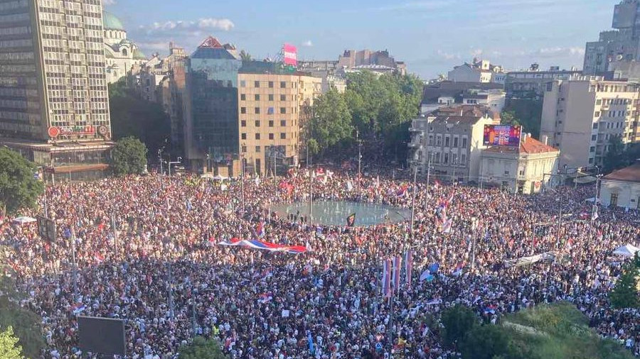 Több tízezren tüntettek Belgrádban előrehozott választásokat követelve