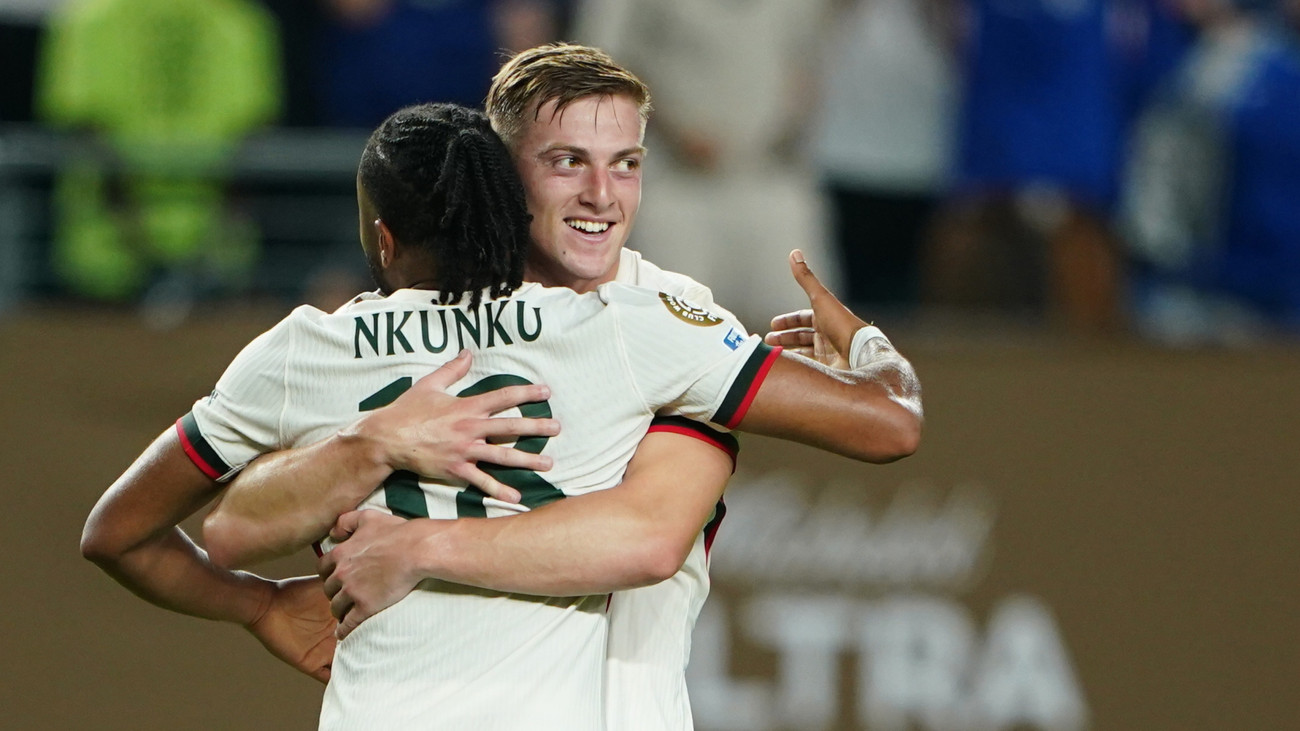 Liam Delap, a Chelsea játékosa (hátul) a gólját ünnepli csapattársával, Christopher Nkunkuval a labdarúgó klubvilágbajnokság csoportkörének harmadik fordulójában, a D csoportban játszott angol Chelsea F. C.- tunéziai Espérance mérkőzésen Philadelphiában 2025. június 24-én.