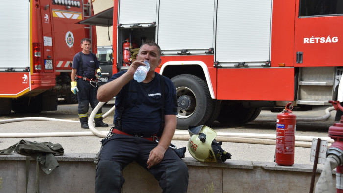 Tűz tűz hátán - több helyre is rohanniuk kellett a tűzoltóknak